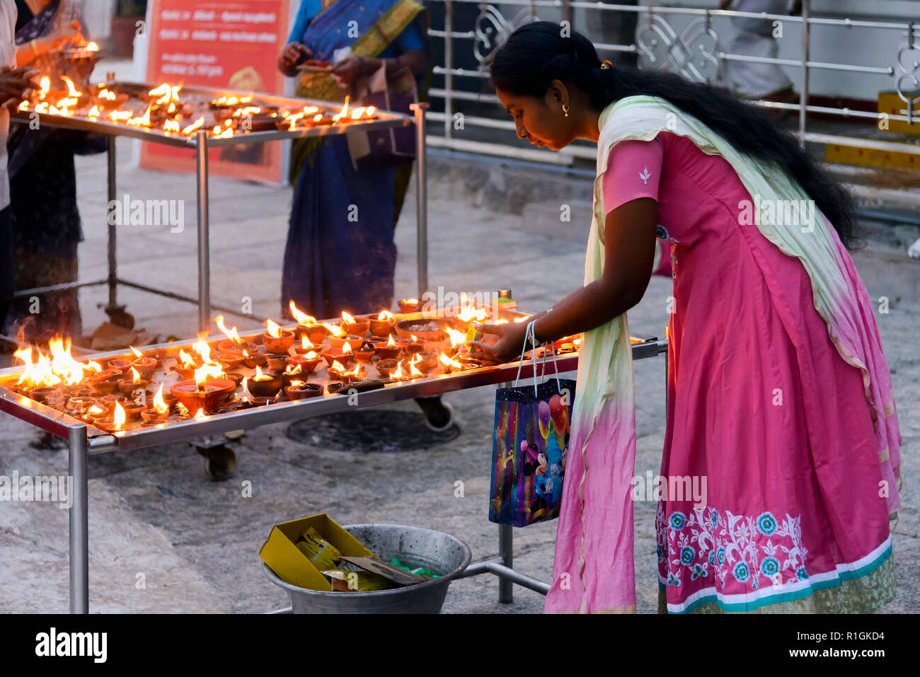 Chennai, Inde - le 18 août 2018 : Une femme allume une lampe devant Seigneur Shani culte dans le Temple de Kapaleeshwara puja pour un particulier Banque D'Images