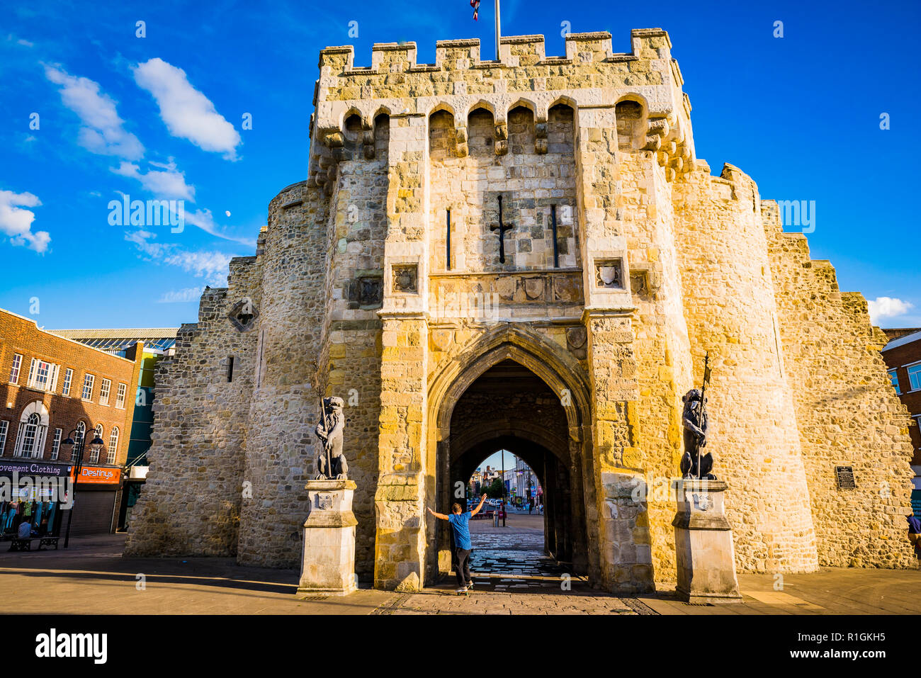 Le Bargate est guérite médiévale dans le centre-ville de Southampton. Côté nord. Southampton, Hampshire, Angleterre, Royaume-Uni, UK, Europe Banque D'Images