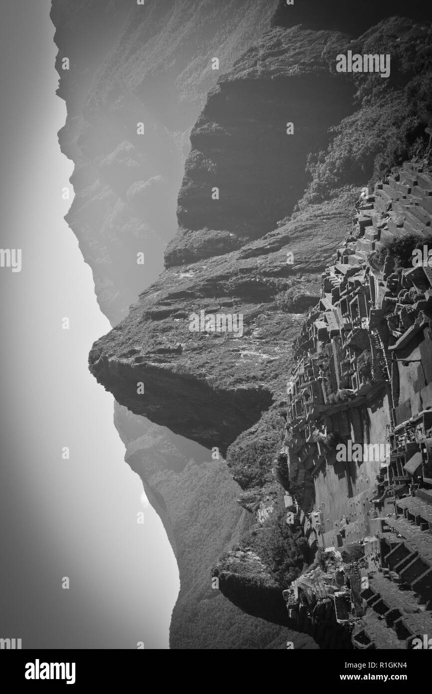 Le Machu Picchu, une citadelle Inca perchée dans les montagnes des Andes, au Pérou, au-dessus de la vallée de la rivière Urubamba. Construit au 15ème siècle et plus tard abandonded Banque D'Images