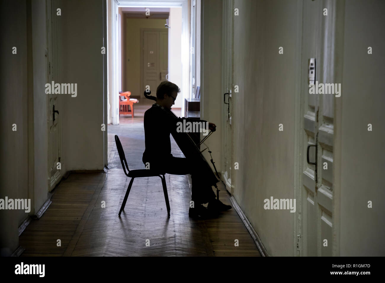 Un étudiant en répétition sur un violoncelle dans un couloir du Conservatoire d'État de Moscou à Moscou, Russie Banque D'Images