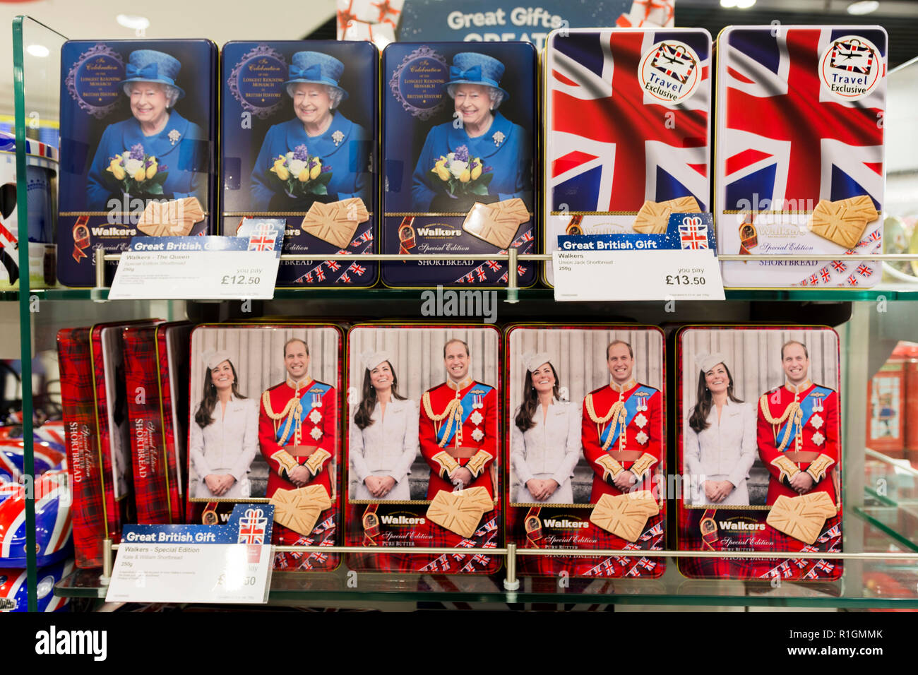 Boîtes de cookies avec motifs britannique. En Franchise. L''aéroport de Stansted. Witham, Essex. Angleterre, Royaume-Uni. Banque D'Images