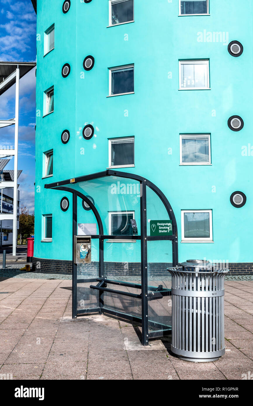 Refuge pour fumeurs, cabine fumeur dans l'est de Londres, Royaume-Uni Banque D'Images