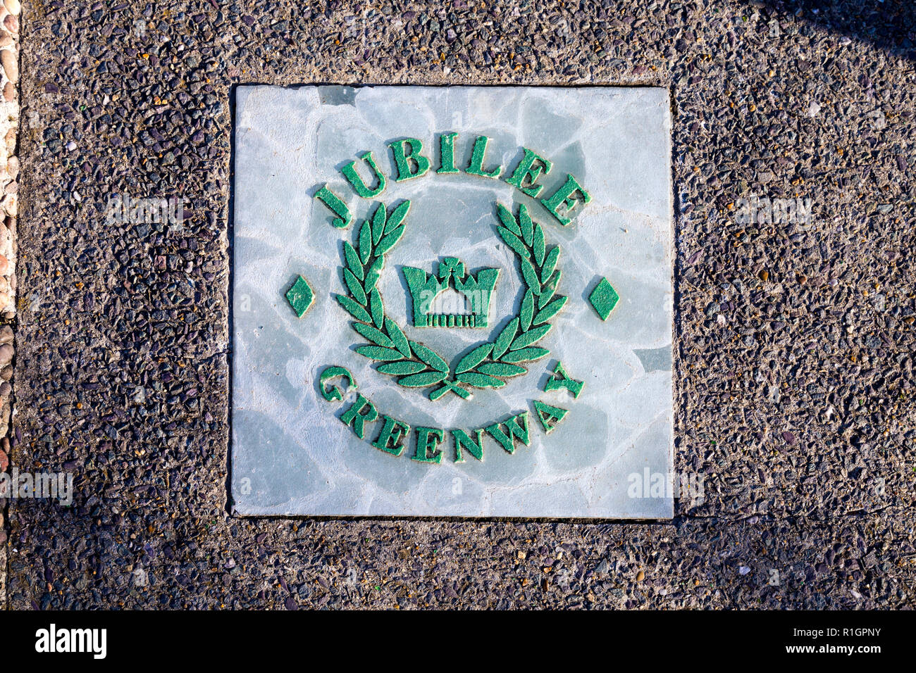 Signe pour le Jubilé Greenway walking route dans la chaussée, London, UK Banque D'Images