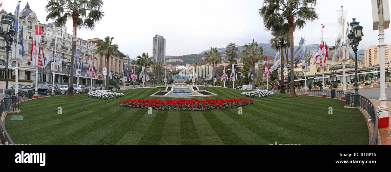 Monte Carlo, Monaco - le 19 janvier 2012 : Parc avec Monument de la Place du Casino de Monte Carlo, Monaco. Banque D'Images