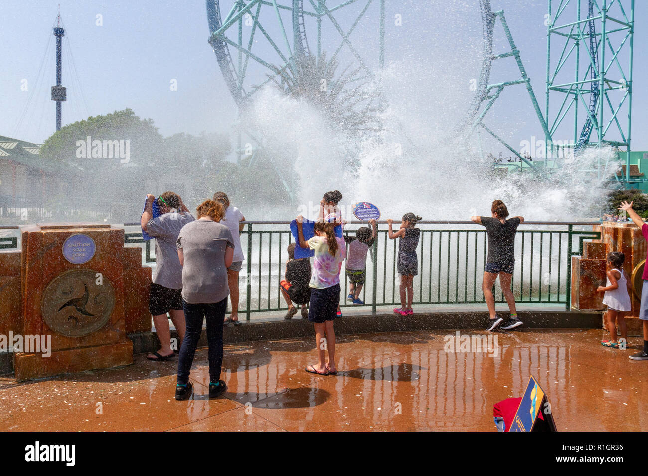 Les visiteurs d'être éclaboussé par un passage de l'eau glisser dans SeaWorld (Voyage vers Atlantis), San Diego, California, United States. Banque D'Images