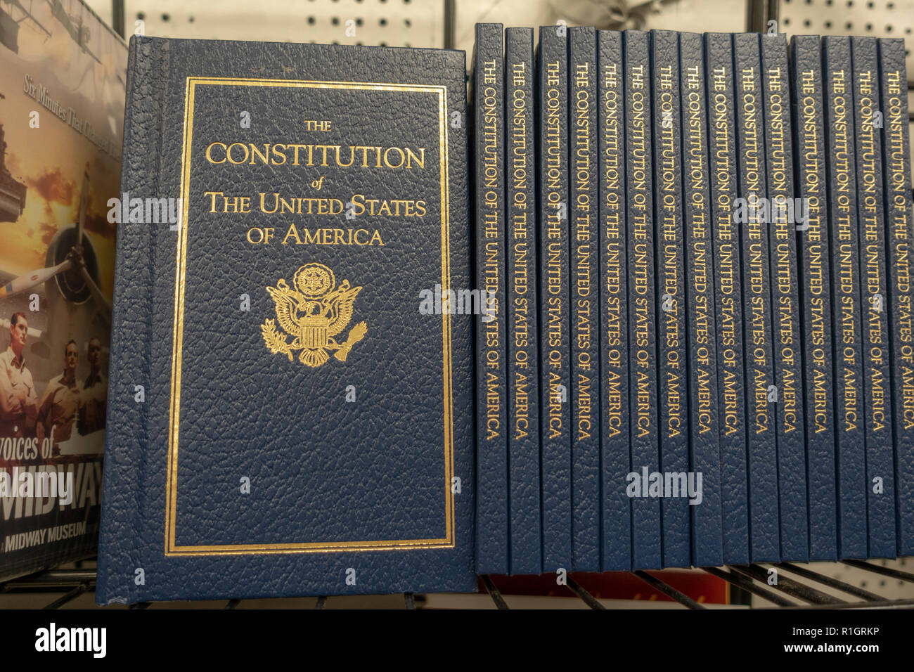 Plateau de la librairie avec une ligne de la Constitution des États-Unis d'Amérique. Banque D'Images