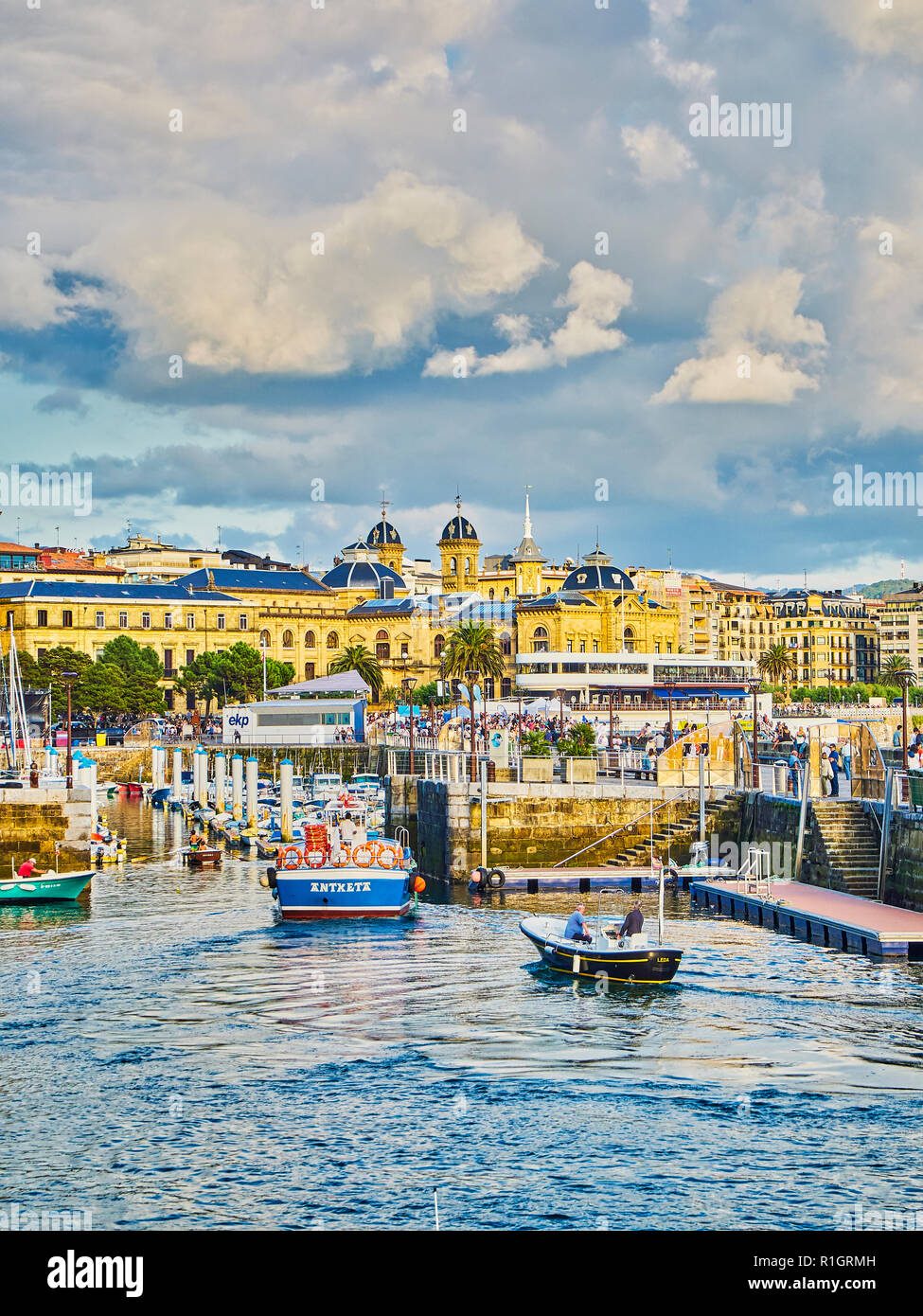 Le port de San Sebastian avec le quartier historique, kwon comme Parte Vieja, dans l'arrière-plan à jour ensoleillé. Donostia. L'Espagne. Banque D'Images