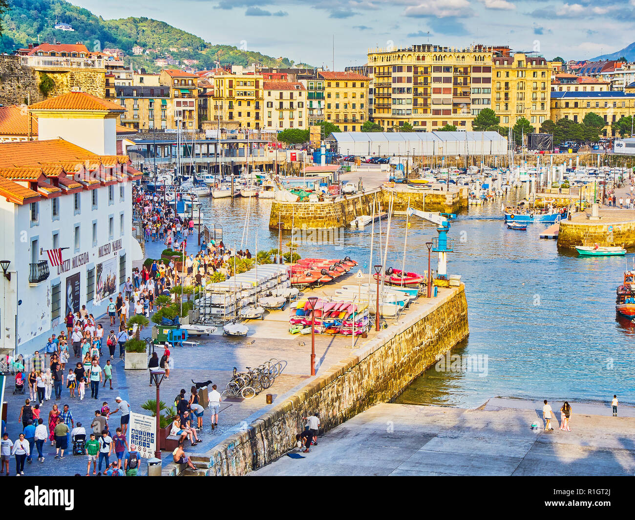 Le port de San Sebastian avec le quartier historique, kwon comme Parte Vieja, dans l'arrière-plan à jour ensoleillé. Donostia, Pays Basque, Guipuzcoa. Espagne Banque D'Images