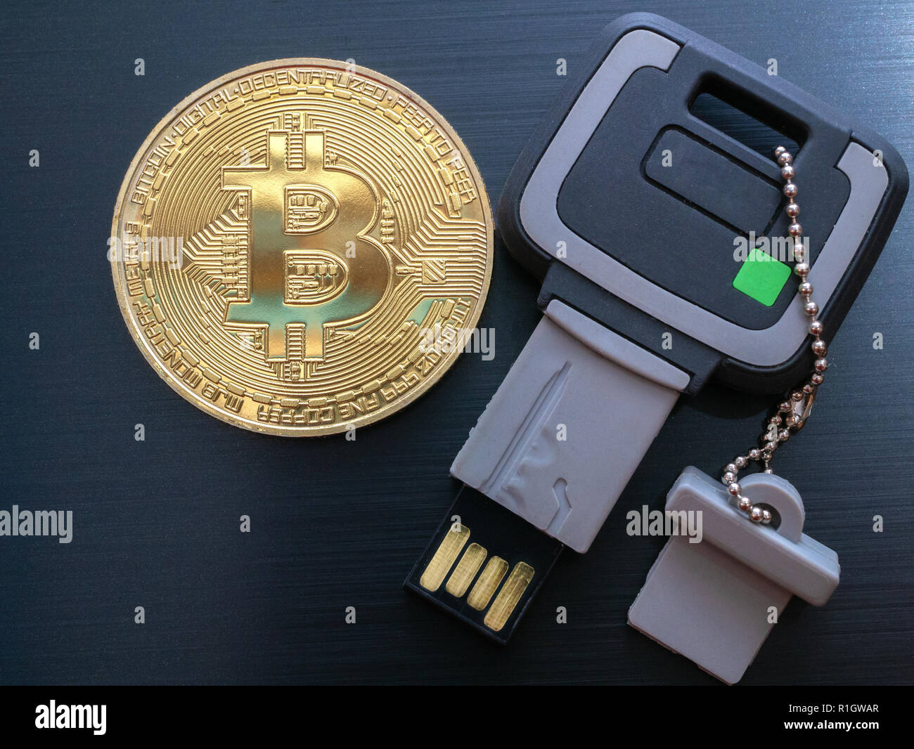 Pièce d'or de bitcoin avec clé USB flash drive clé de sécurité de stockage crypté comme portefeuille de sécurité Banque D'Images