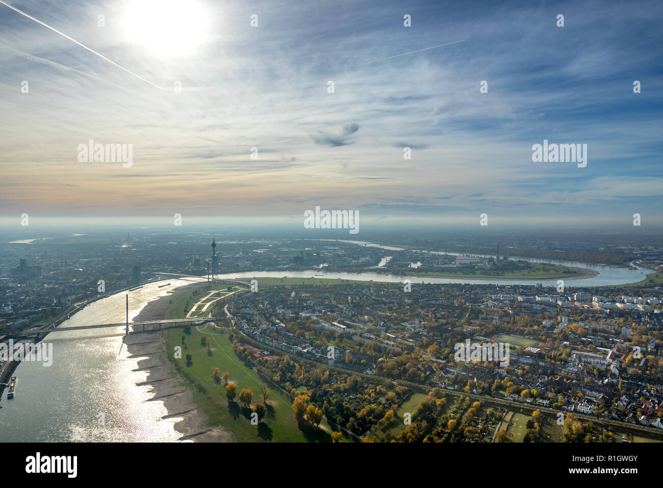 Vue aérienne, Rheinbogen avec pont Theodor Heuss, plaines inondables, marée basse, Oberkassel Golzheim, Düsseldorf, Rhénanie-du-Nord - Westphalie, Allemagne,, Banque D'Images