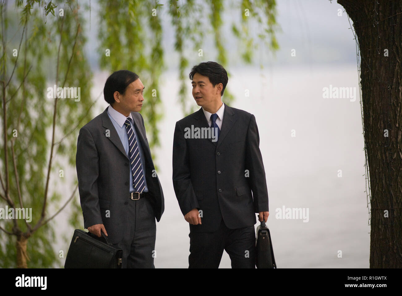 Deux hommes d'adultes ayant une discussion à l'extérieur. Banque D'Images