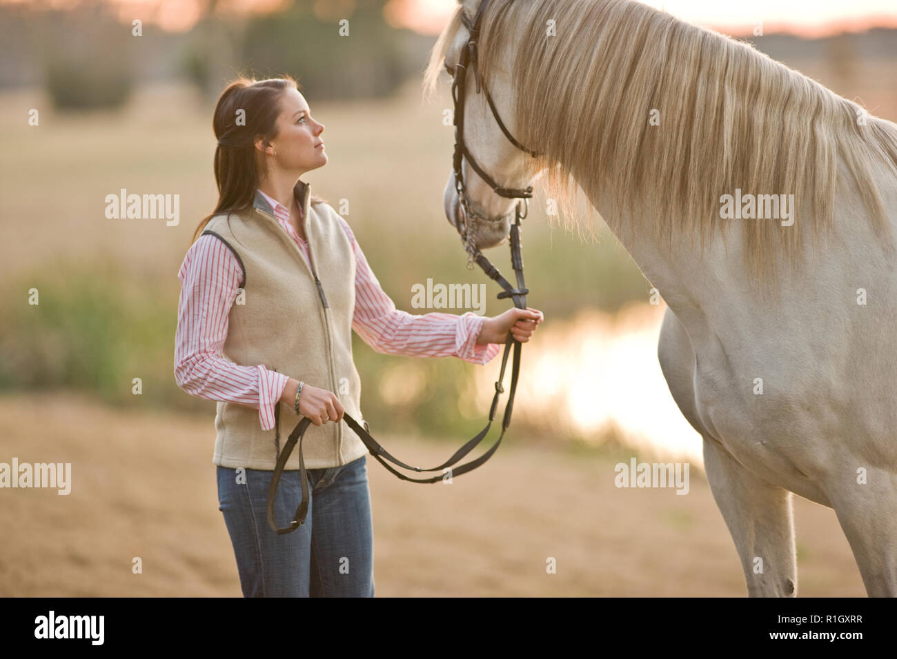 Jeune femme avec son cheval Banque D'Images