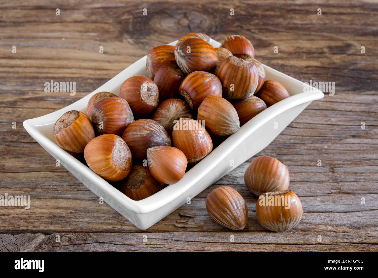 Bol d'amandes séchées rôti sur la vieille table en bois Banque D'Images