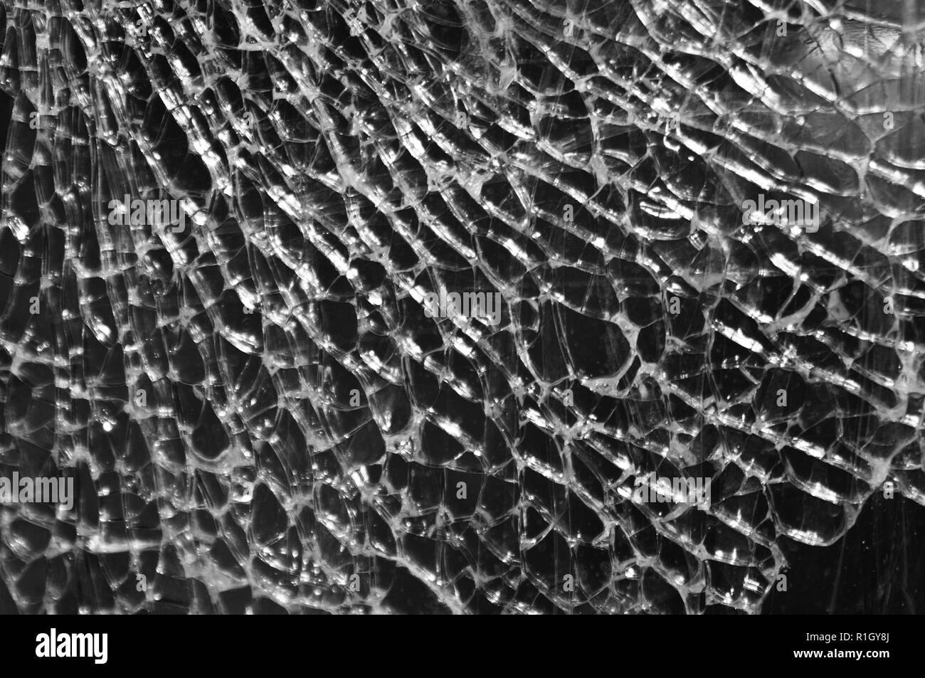 Le noir et blanc texture de verre cassé sur fond sombre. Libre Banque D'Images