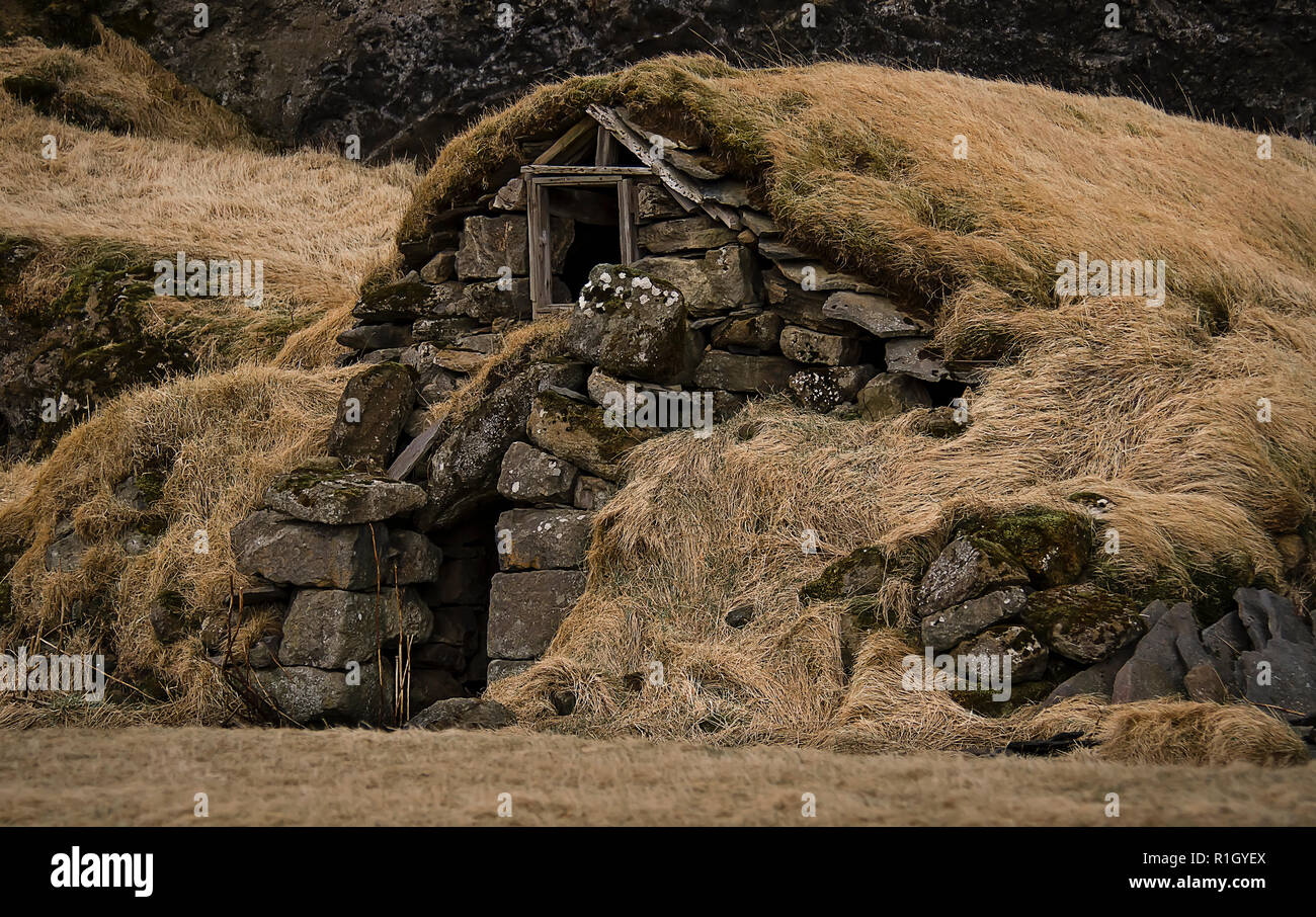 Vieille maison en pierre antique détruit recouvert d'herbe sèche jaune Banque D'Images