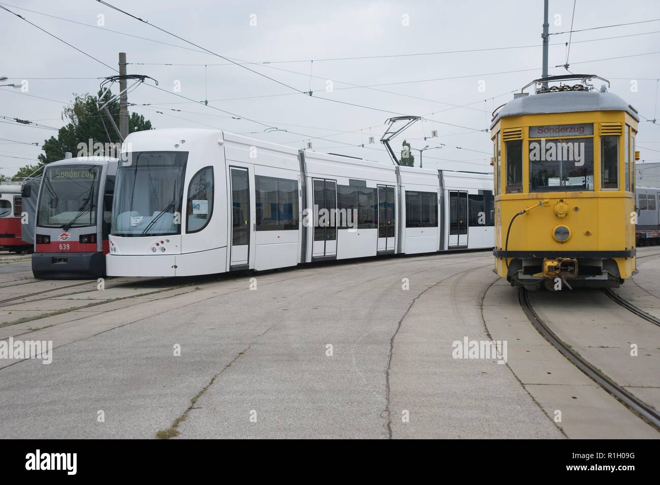 Wien, Hauptwerkstätte der Wiener Linien, Wiener ULF (Siemens), daneben Straßenbahn von Bombardier für Palermo - Vienne, Vienne Atelier principal de Transp Banque D'Images