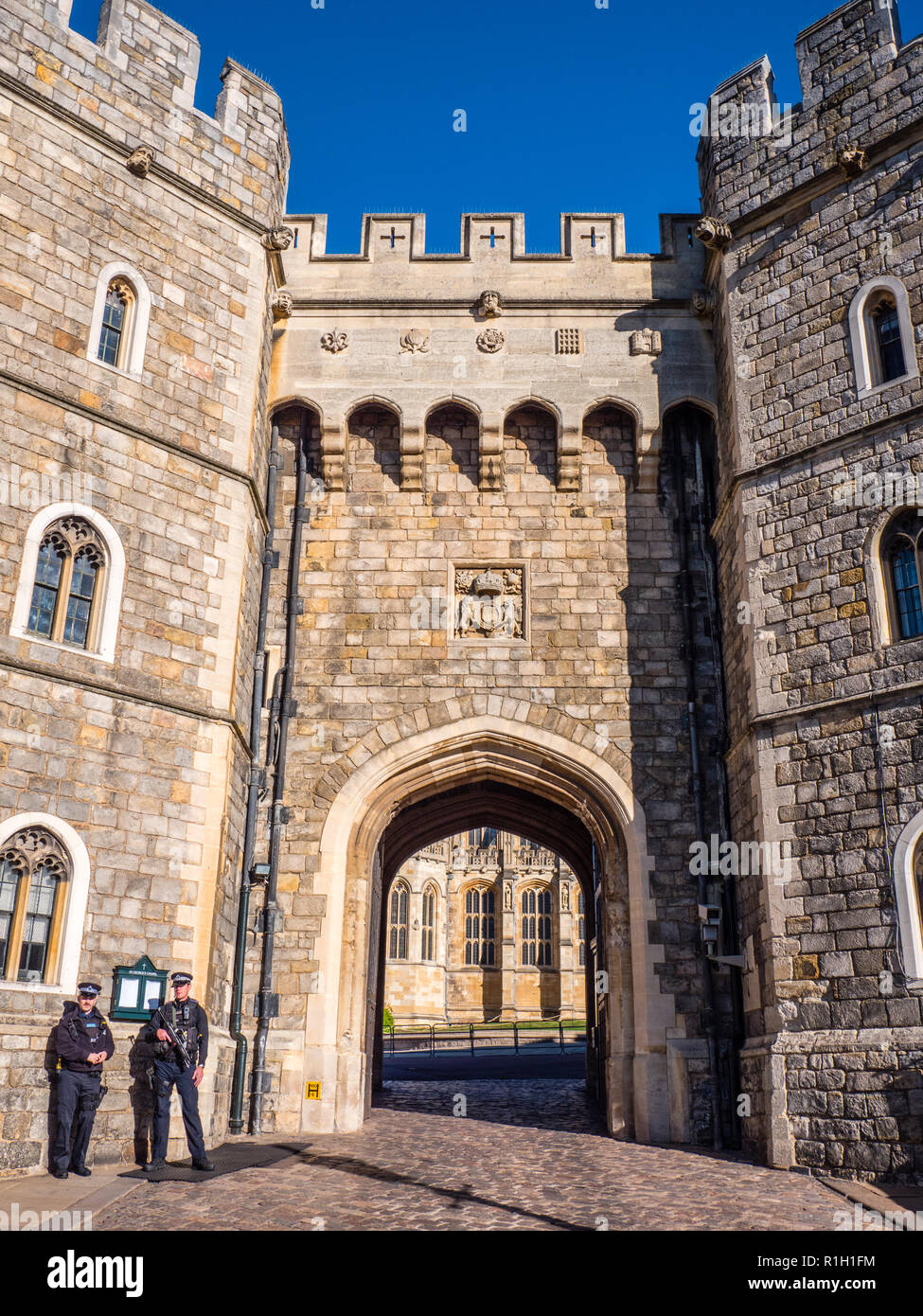 La police armée, le château de Windsor, Windsor, entrée Berkshire, Angleterre, RU, FR. Banque D'Images