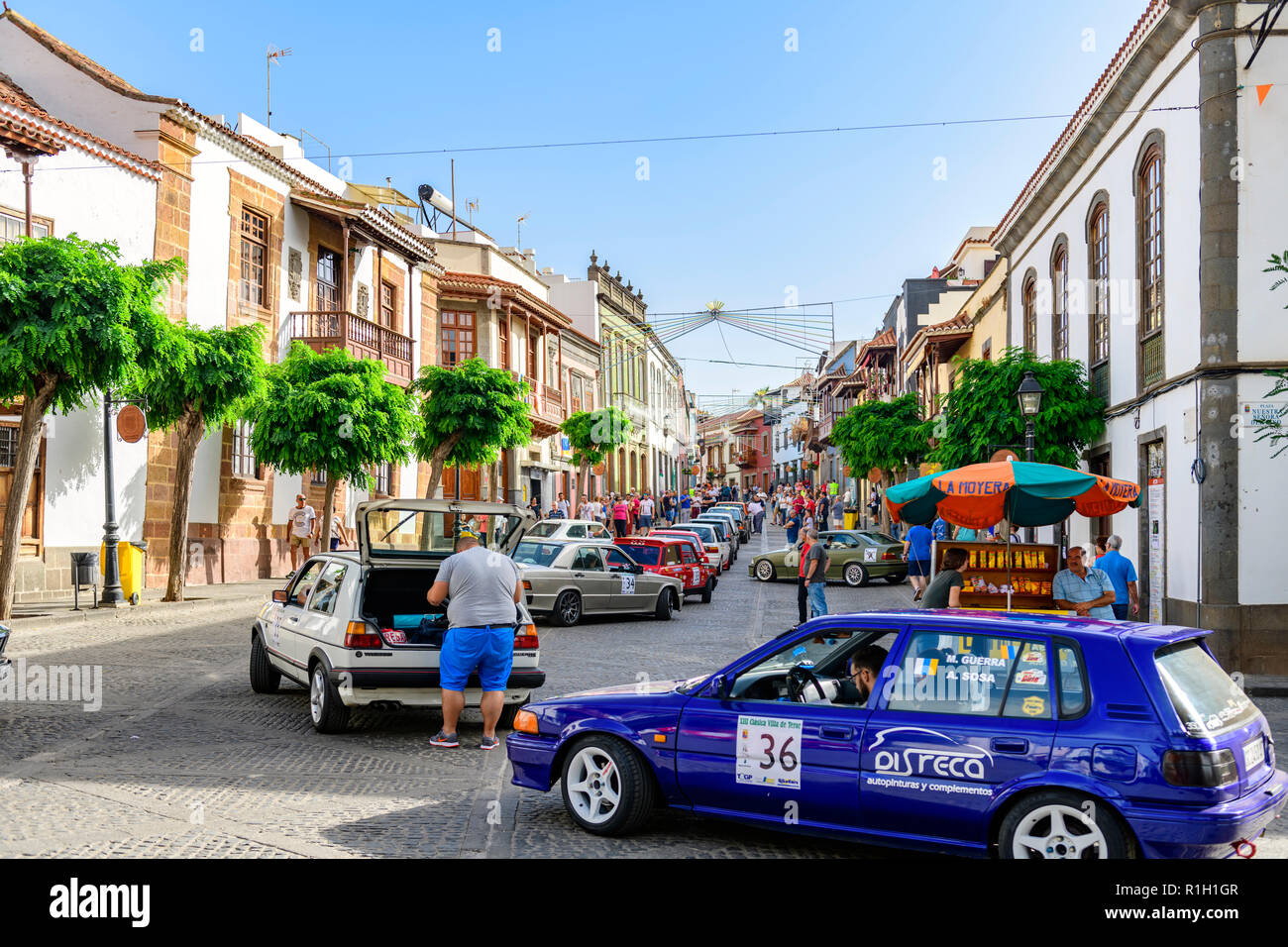 Un rallye de voitures classiques dans la rue principale, Teror Gran Canaria, îles canaries Banque D'Images