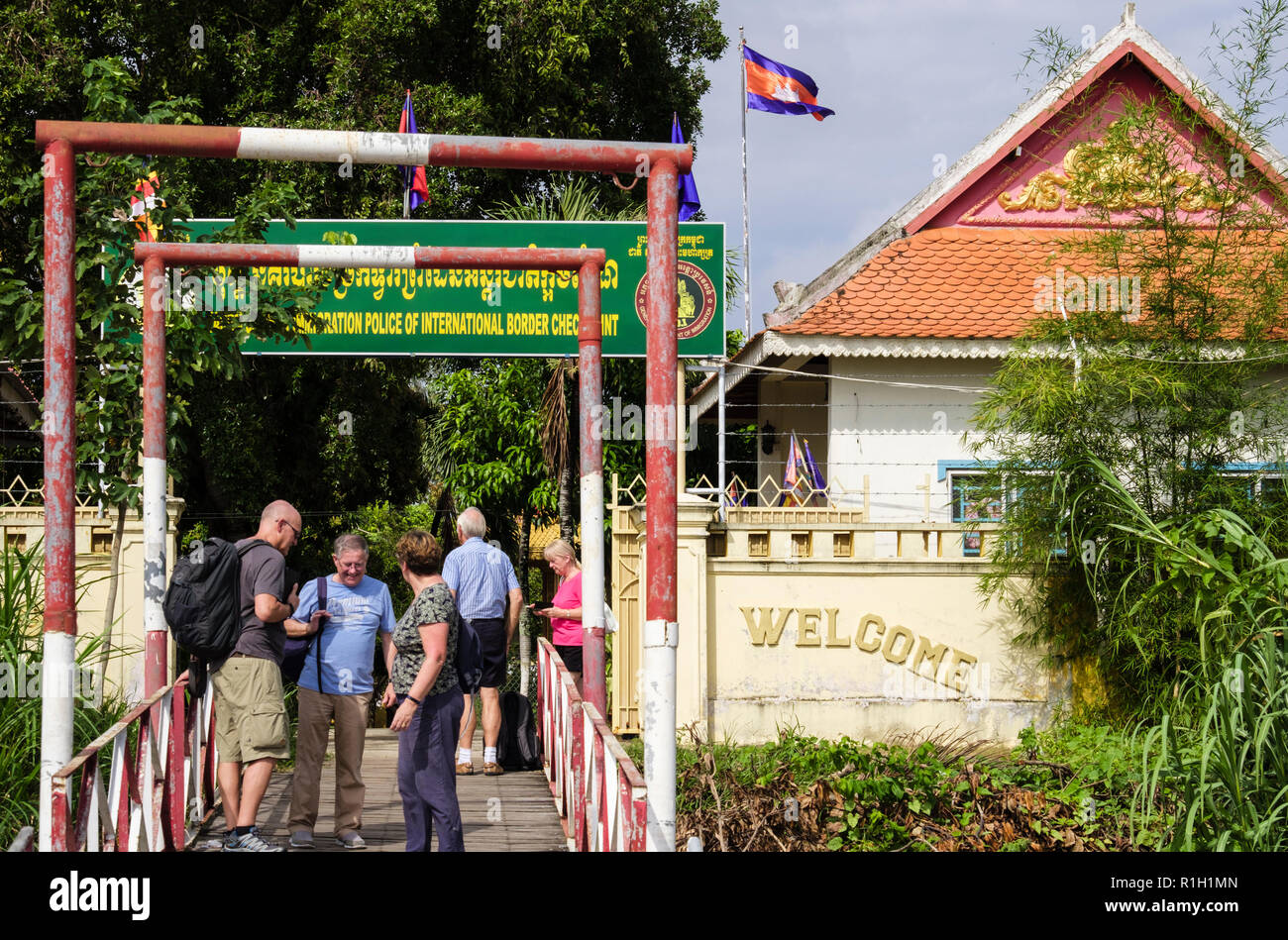 Les touristes voyageant en provenance du Vietnam au poste frontière internationale du Cambodge sur le fleuve du Mékong. Kaam Samnor (, au Cambodge, en Asie du sud-est Banque D'Images