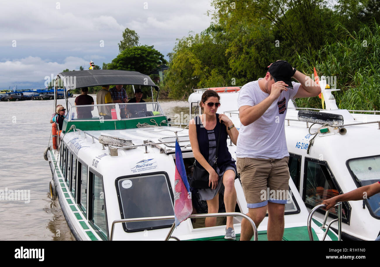 Les touristes arrivant à la frontière cambodgienne de contrôle dans des bateaux sur le fleuve du Mékong du Vietnam. Kaam Samnor (, au Cambodge, en Asie du sud-est Banque D'Images