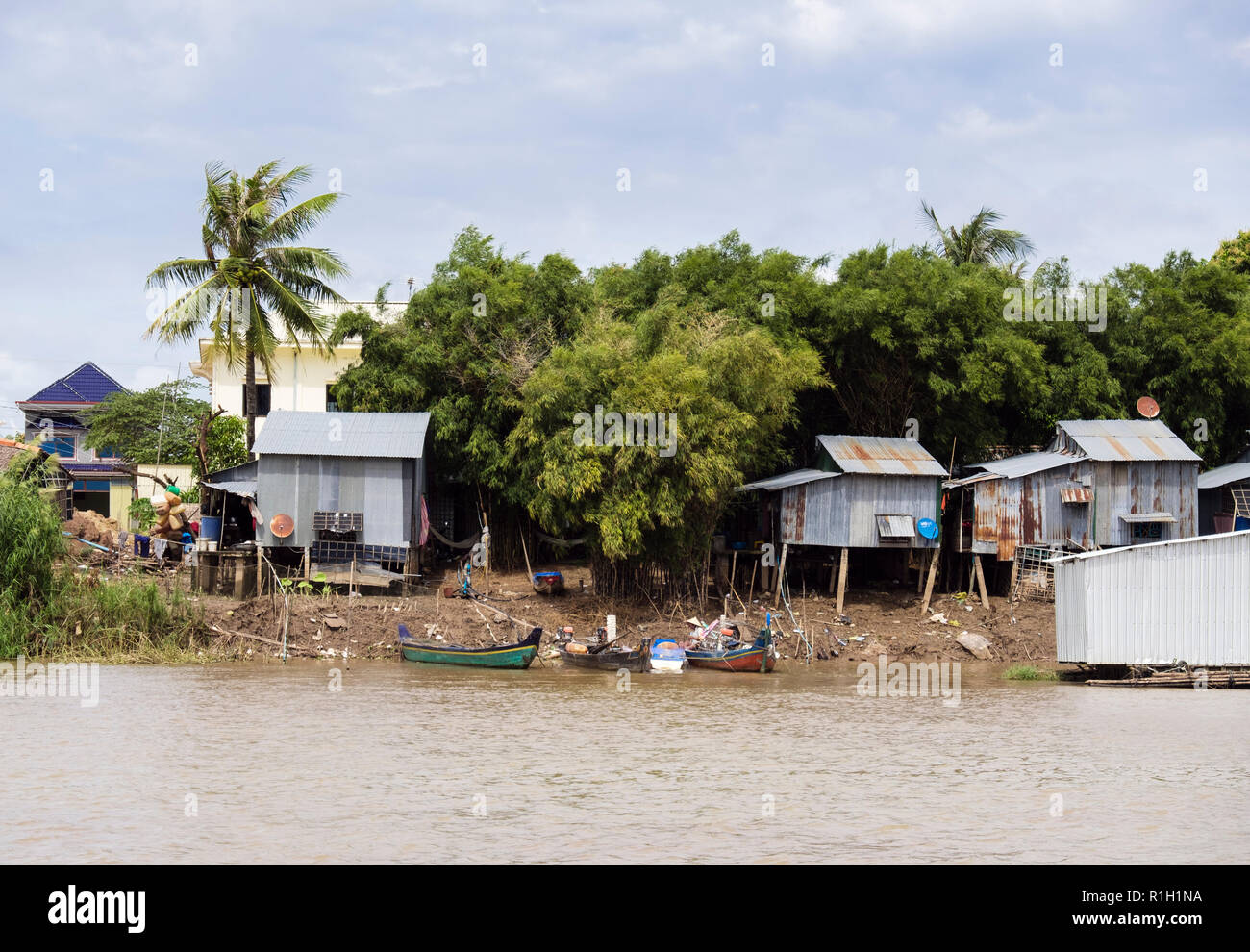 Tin typique des maisons sur pilotis dans des village de pêcheurs le long de la rivière du Mékong. Le Cambodge, en Asie du sud-est Banque D'Images