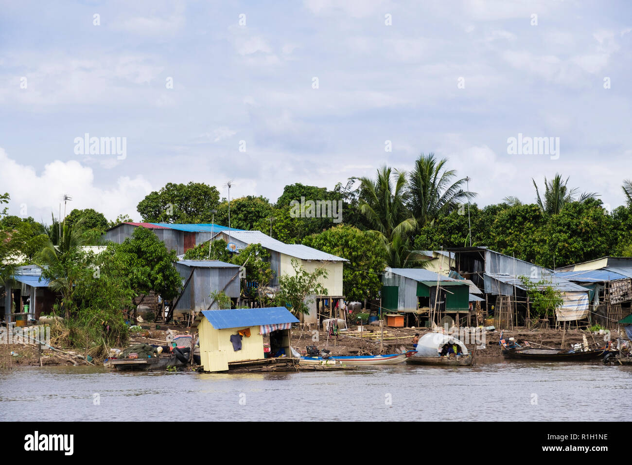 Tin typiques cabanes maisons sur pilotis au village de pêcheurs le long de la rivière du Mékong. Le Cambodge, en Asie du sud-est Banque D'Images
