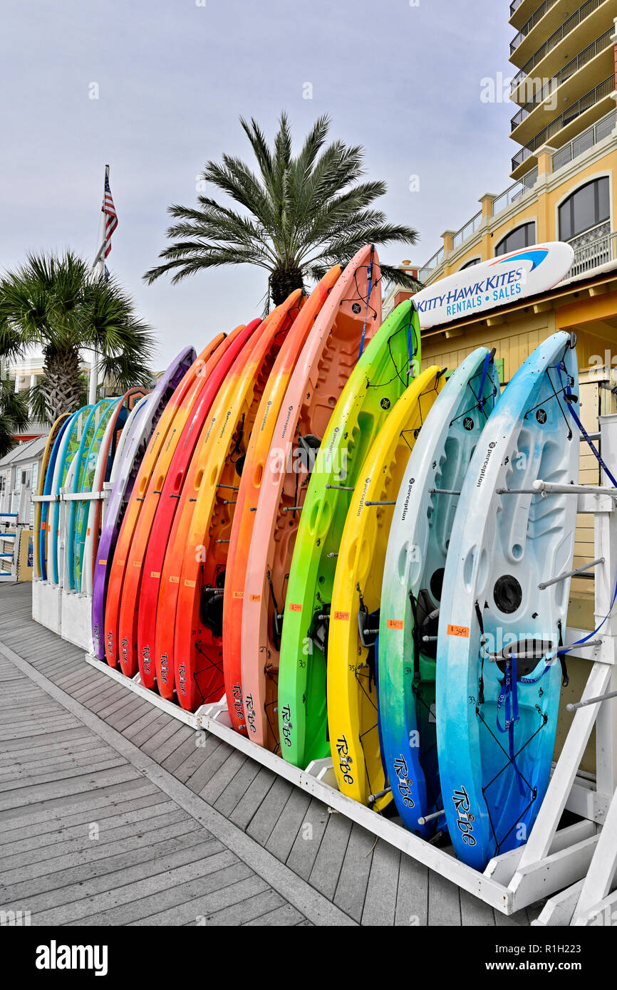 Colorful paddle boards et planches de surf alignés dans un rack pour la location ou vente à marina loisirs HarborWalk Destin, Florida, USA. Banque D'Images