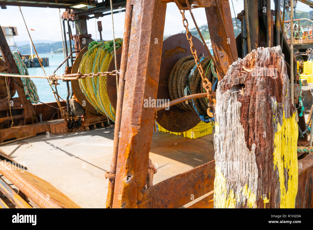Les bateaux de pêche commerciale et des filets d'engrenage amarré au quai Wellington. Banque D'Images