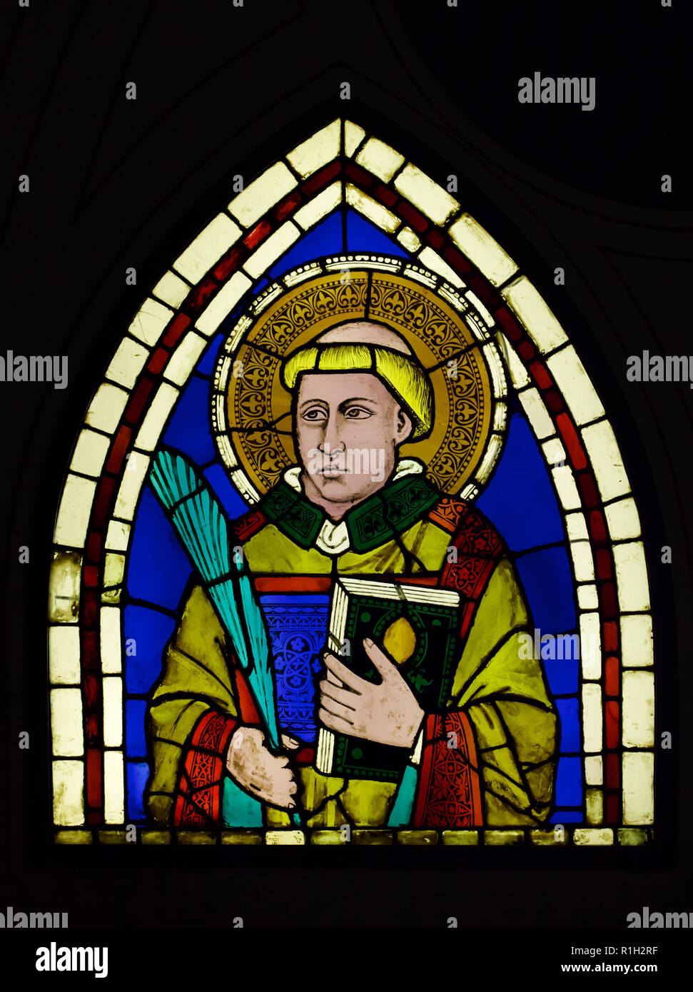 Le Saint diacre Martyr représenté dans le vitrail conçu par l'Italien peintre Giotto di Bondone en date du début du 14e siècle à l'écran dans le Museo dell'Opera di Santa Croce (Musée de l'Œuvre de la Basilique de la Sainte Croix) de Florence, Toscane, Italie. Banque D'Images