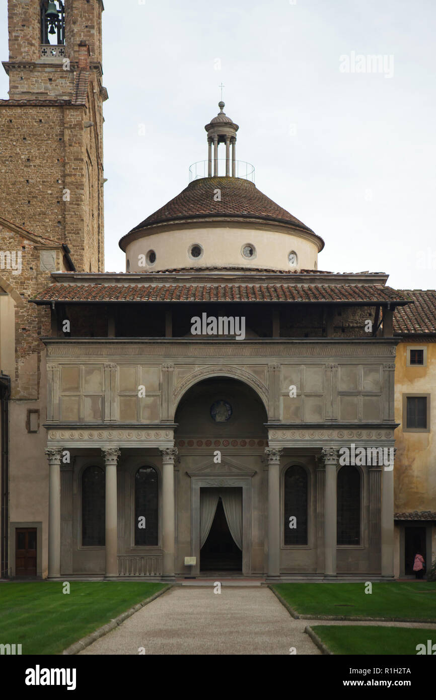 La Cappella dei Pazzi (chapelle Pazzi) conçu par l'architecte italien de la Renaissance Filippo Brunelleschi et construit en 1429-1446 dans le premier cloître de la Basilique de Santa Croce (Basilique de la Sainte Croix) de Florence, Toscane, Italie. Banque D'Images