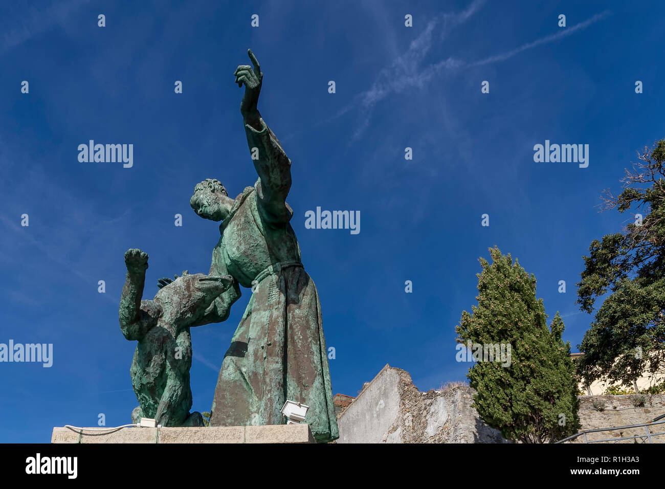 Le ciel bleu est l'arrière-plan de Saint François d'assise avec le chien, Monterosso al Mare, Cinque Terre, ligurie, italie Banque D'Images