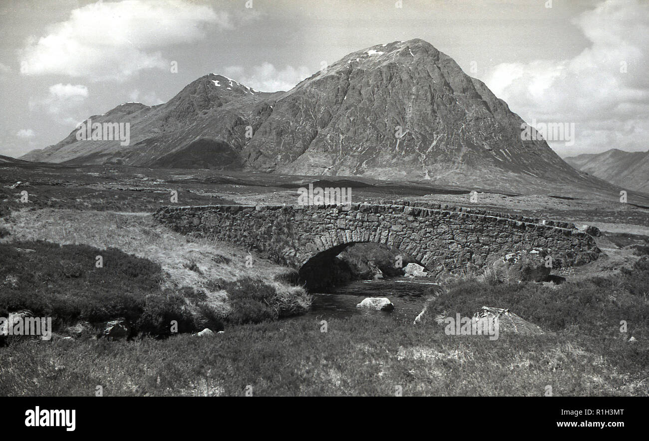 Années 1950, historique, une vue de cette ère de Snowdon, la plus haute montagne du Pays de Galles, et le point le plus élevé dans les îles Britanniques à l'extérieur les Highlands écossais. Les pics rocheux ont été formées par l'activité volcanique dans l'ordovicien. Banque D'Images