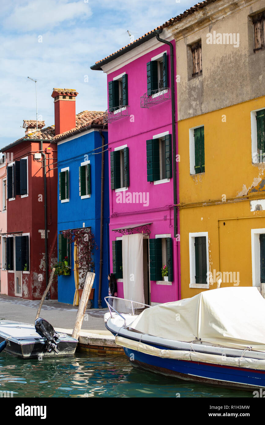 Maison multicolores bordent la rue à côté d'un petit canal sur la pêche ile de Burano Banque D'Images