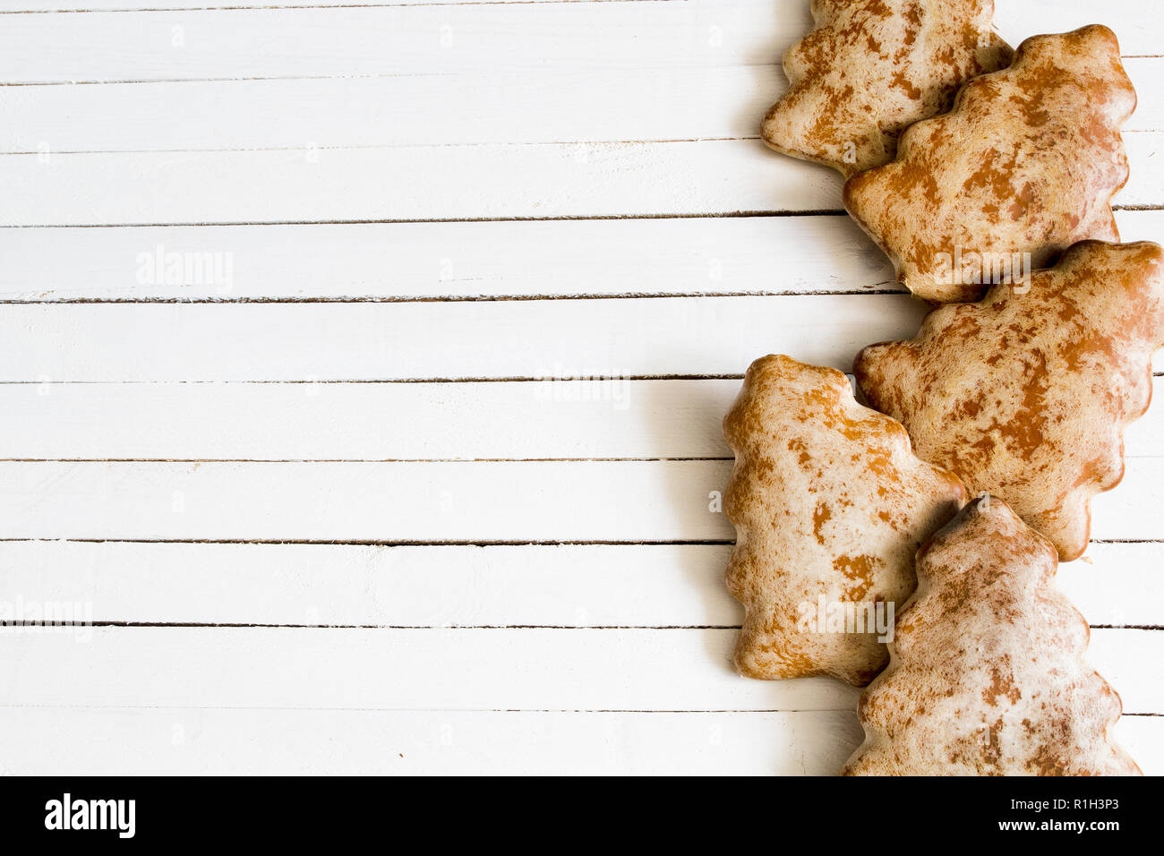 Gingerbread cookies sur fond de bois Banque D'Images