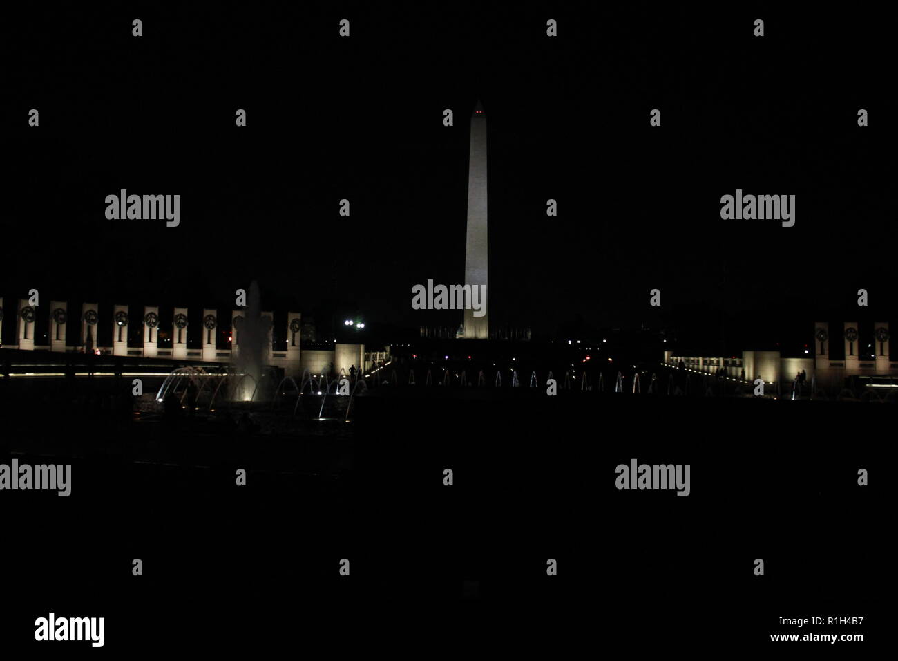 Le Washington Monument derrière la guerre Memorial à Washington, DC Banque D'Images