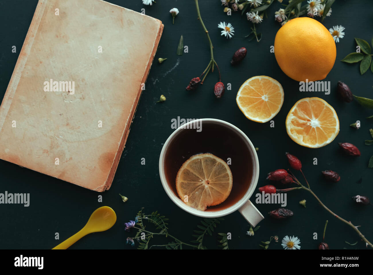 Phytothérapie télévision jeter Vue supérieure avec tasse de thé de rose musquée et de tranche de citron Banque D'Images