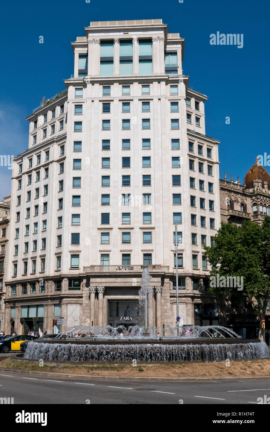 Zara bâtiment barcelone Banque de photographies et d'images à haute  résolution - Alamy