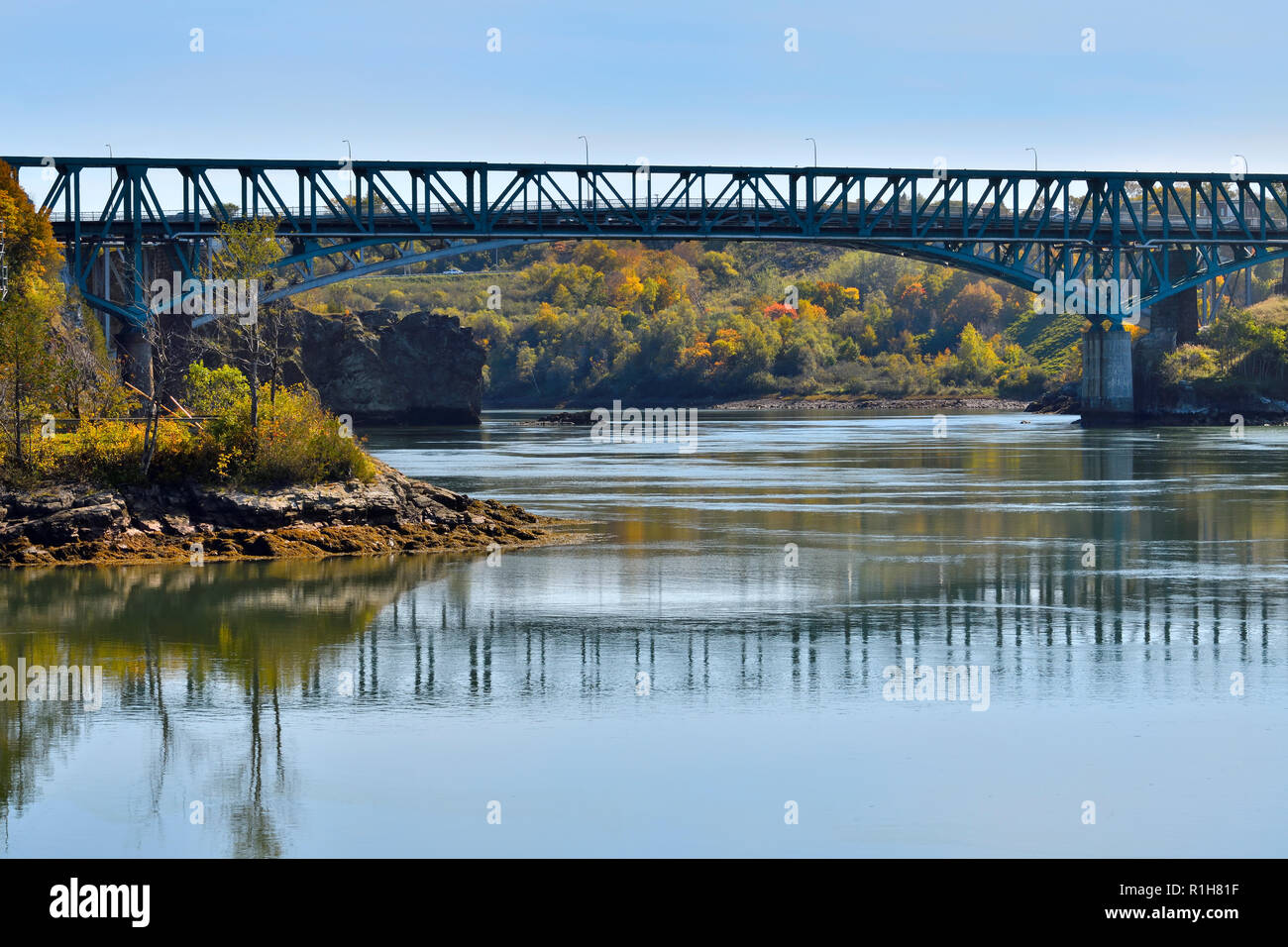 Regardant les Reversing Falls bridge de niveau d'eau à marée étale sur la rivière Saint-Jean à Saint John New Brunswick Canada. Banque D'Images
