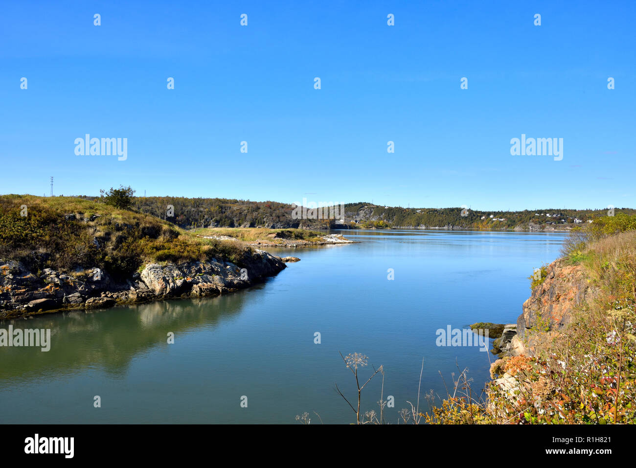 Une image paysage à la recherche en amont de l'embouchure de la rivière Saint-Jean près de l'univers célèbre Chutes réversibles à Saint John New Brunswick Canada. Banque D'Images