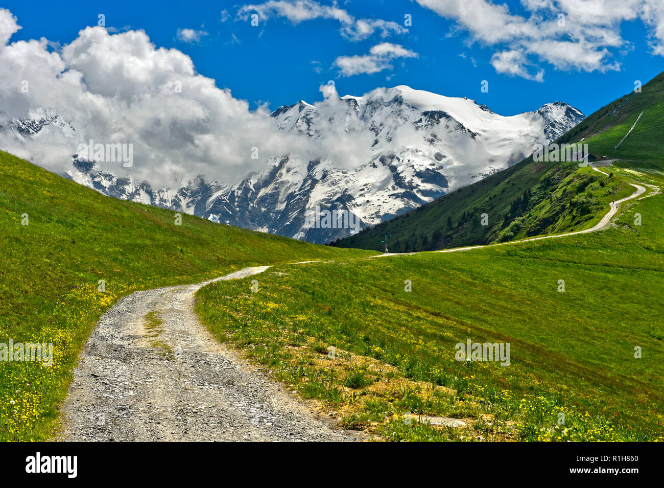 Sentier de randonnée à l'avant de la Mont Blanc Group, Saint-Gervais-les-Bains, Haute Savoie, France Banque D'Images