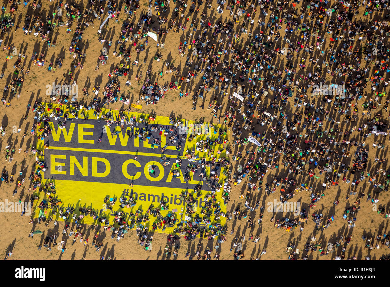 De nombreuses personnes sur de démonstration de grande envergure avec des bannières Nous finirons le charbon, contre la déforestation de la forêt de Hambach Banque D'Images