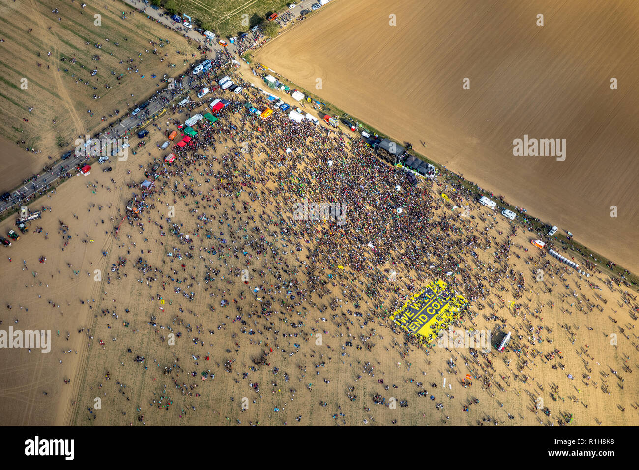 De nombreuses personnes sur de démonstration de grande envergure avec des bannières Nous finirons le charbon, contre l'effacement de la forêt, zone de lignite de Hambach Banque D'Images