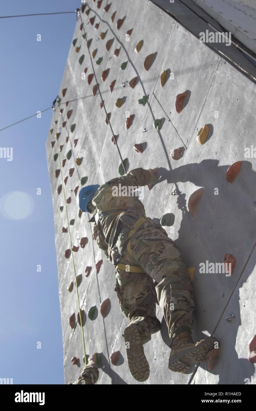 Un soldat du 1er Bataillon, 23e Régiment d'infanterie, grimpe un mur de roche le 19 septembre 2018, au poste militaire de Chaubattia, Inde. Cela faisait partie d'Yudh Abhyas, un exercice qui améliore la capacité conjointe des États-Unis et de l'armée indienne par le biais de la formation et de l'échange culturel, et contribue à favoriser des partenariats durables dans la région du Pacifique Indo-Asia. Banque D'Images