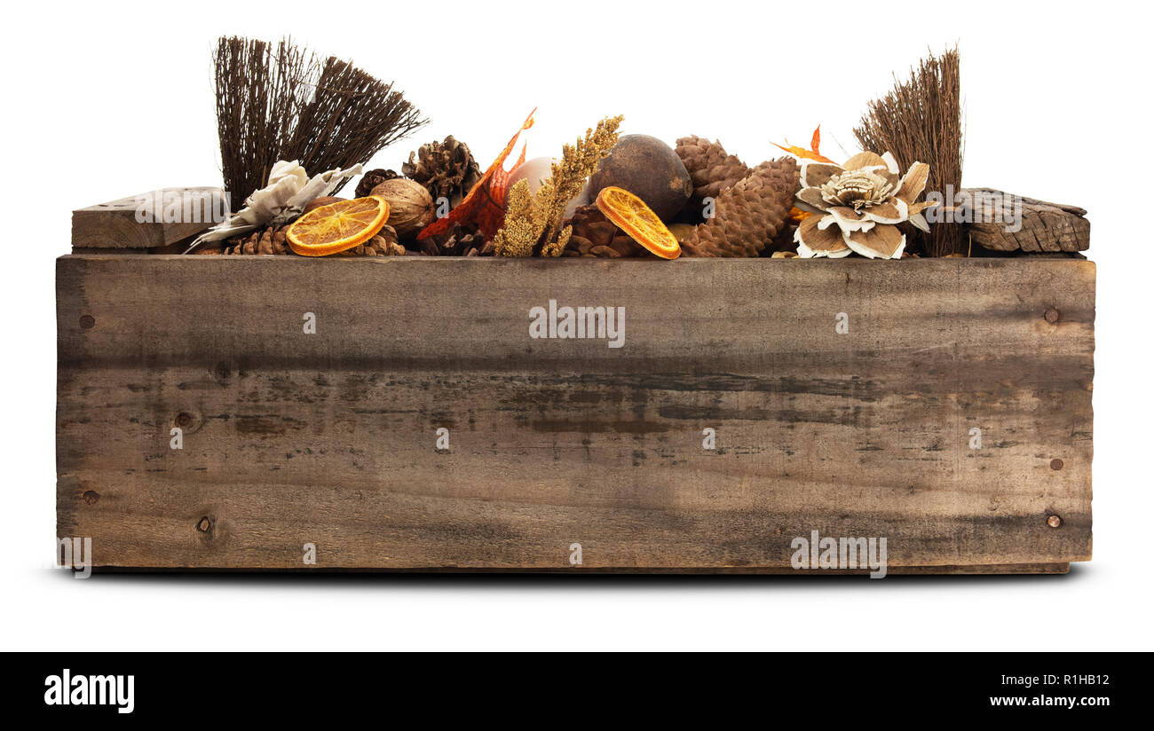 Automne feuilles d'automne, pommes de pin, des fruits séchés, des noix En caisse bois. Banque D'Images