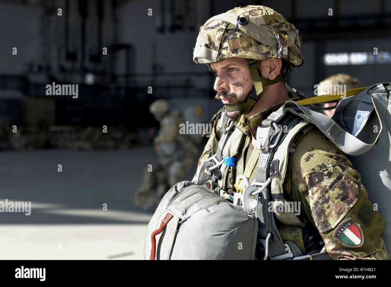 Un soldat italien porte son pignon sur l'axe de vol à bord d'un C-17 Globemaster III dans le cadre de la jonction 18 Sabre sur base aérienne de Ramstein, Allemagne, Septembre 19, 2018. Sortie 18 Sabre est conçu pour évaluer et d'évaluer l'état de préparation de la brigade d'exécuter des opérations terrestres unifiée dans un joint, combiné, de l'environnement et à promouvoir l'interopérabilité avec les alliés et les pays partenaires. Près de 20 pays alliés et les pays partenaires ont participé à SJ18. Banque D'Images