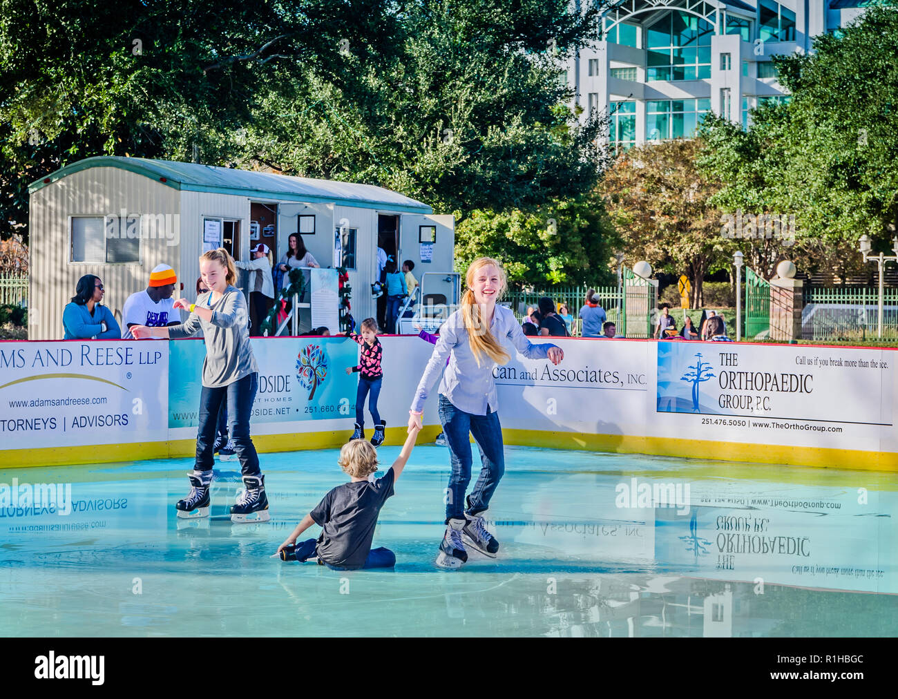 Enfants patin à glace à la Riverside Ice dans Cooper Riverside Park, le 27 novembre 2015, à Mobile, Alabama. Banque D'Images