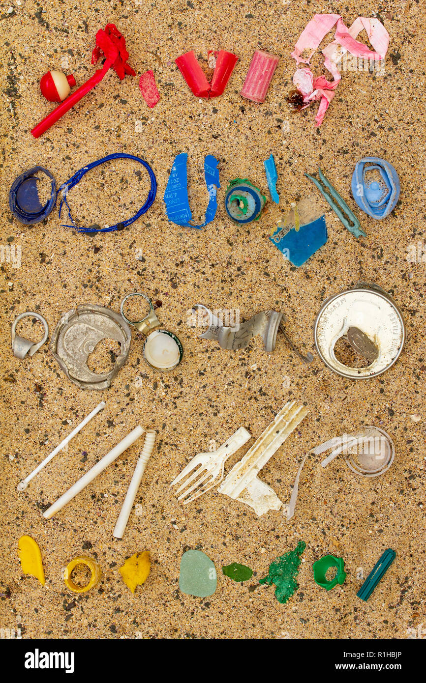 La pollution plastique réel, y compris dans une seringue de plastique, rejetées sur beach triées en couleurs, Banque D'Images