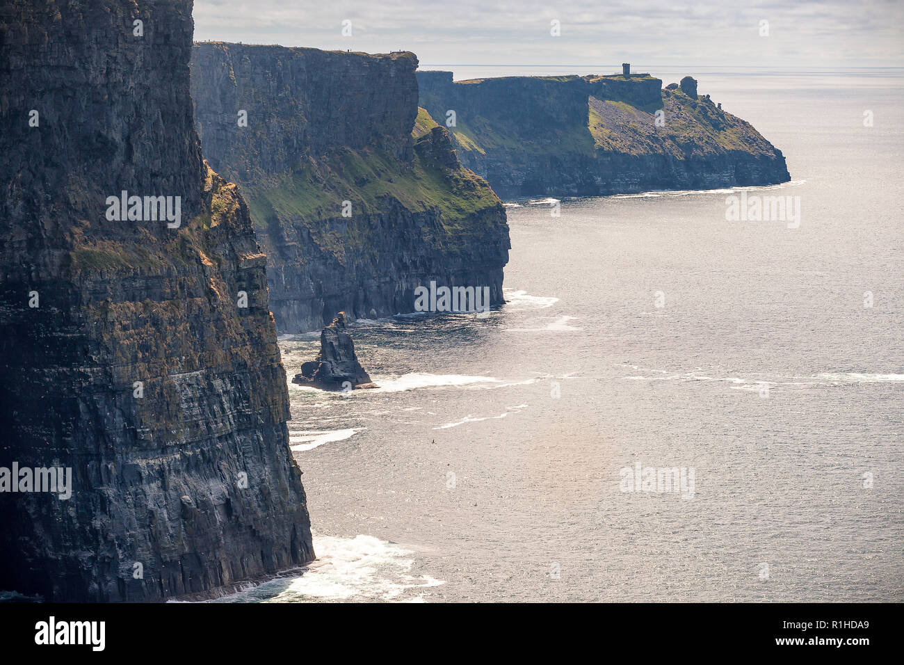 Les touristes à les falaises de Moher, le Burren, comté de Clare, Irlande Banque D'Images