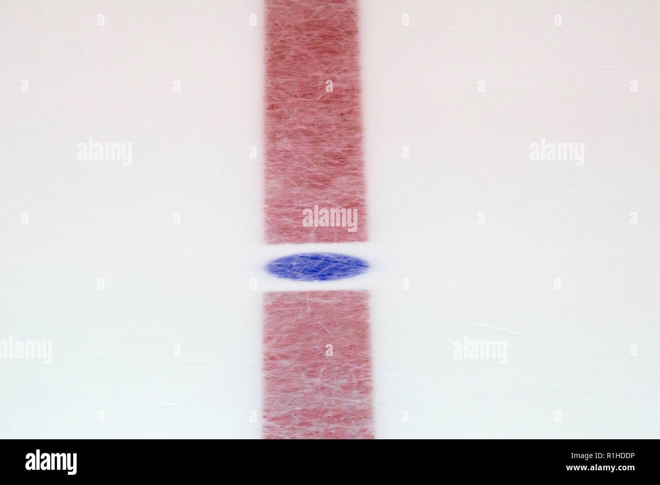 Face off bleu avec ligne rouge sur patinoire Banque D'Images