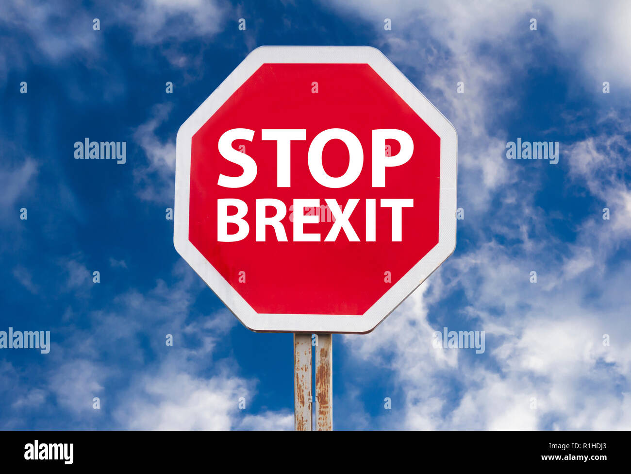 Brexit stop sign sur fond de ciel bleu Banque D'Images